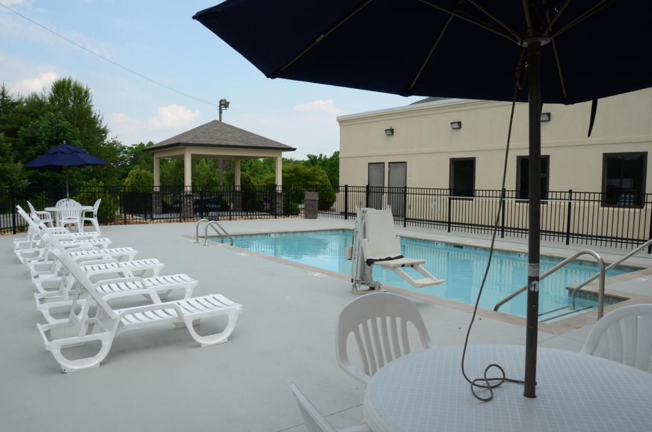 Baymont By Wyndham Clarksville Extérieur photo